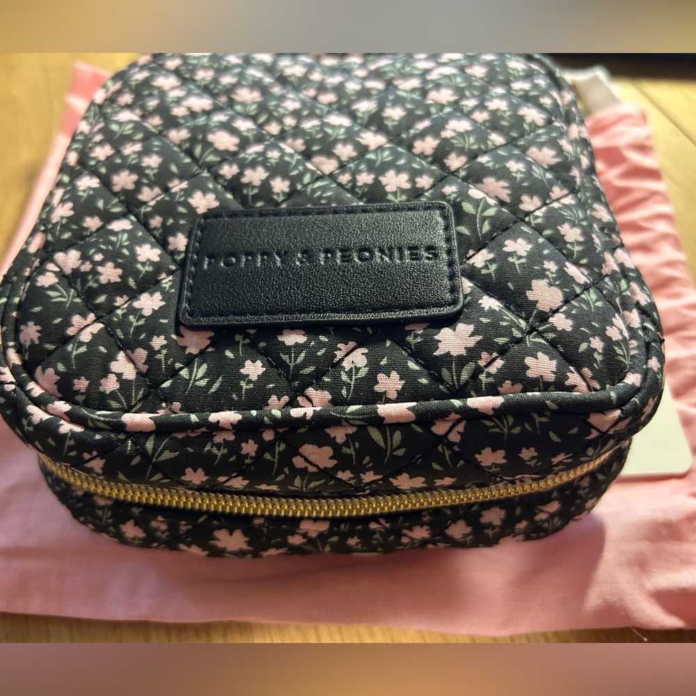 Poppy + Peonies QUILTED TECHED OUT CASE BLACK FLORAL - Picture 5 of 9